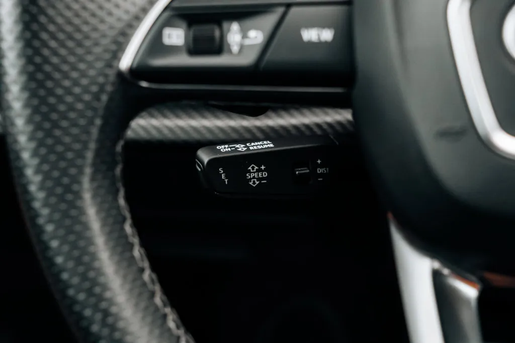 Audi RS Q8 photo 25
