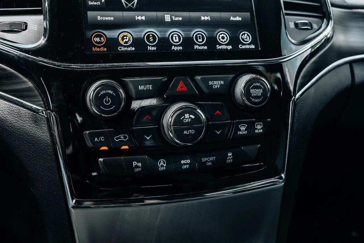 Jeep Grand Cherokee photo 35