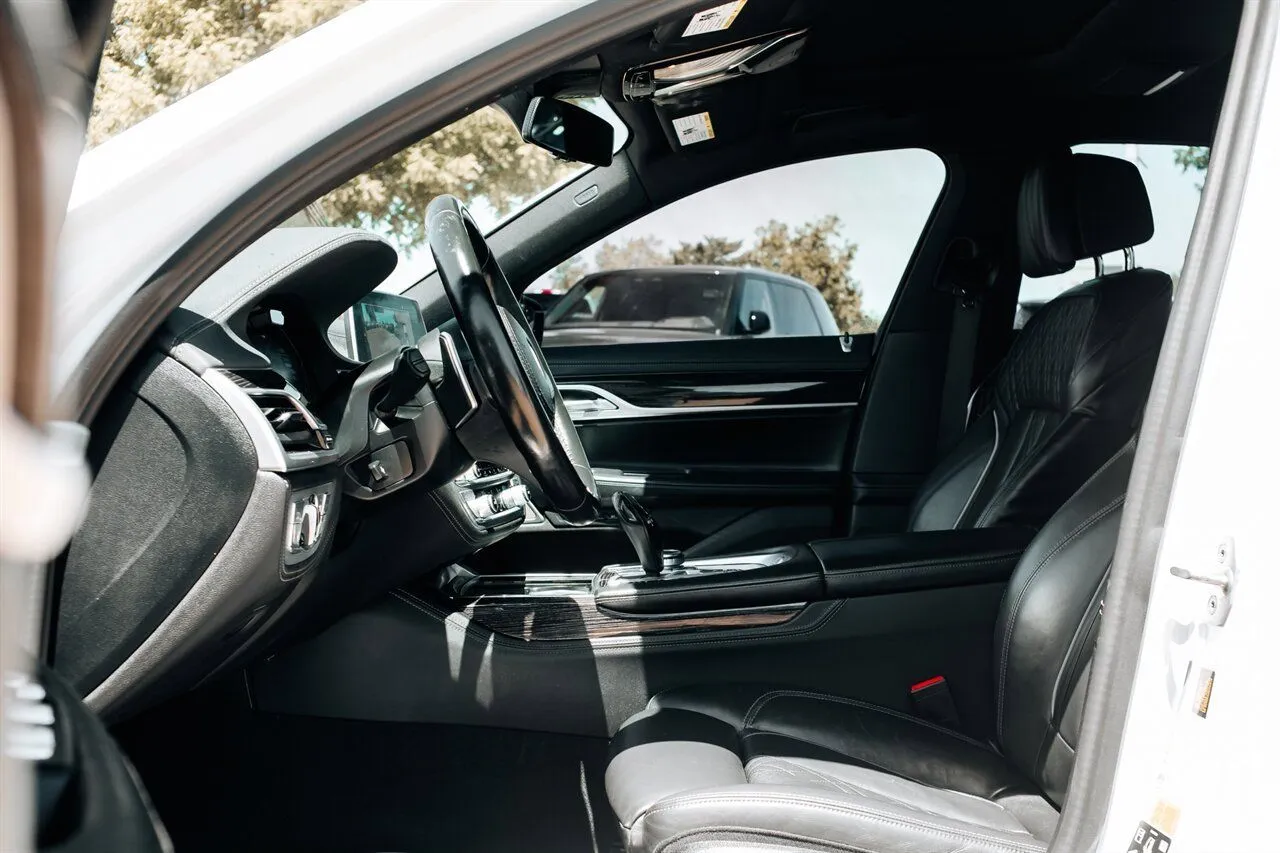 BMW 7 Series photo 17