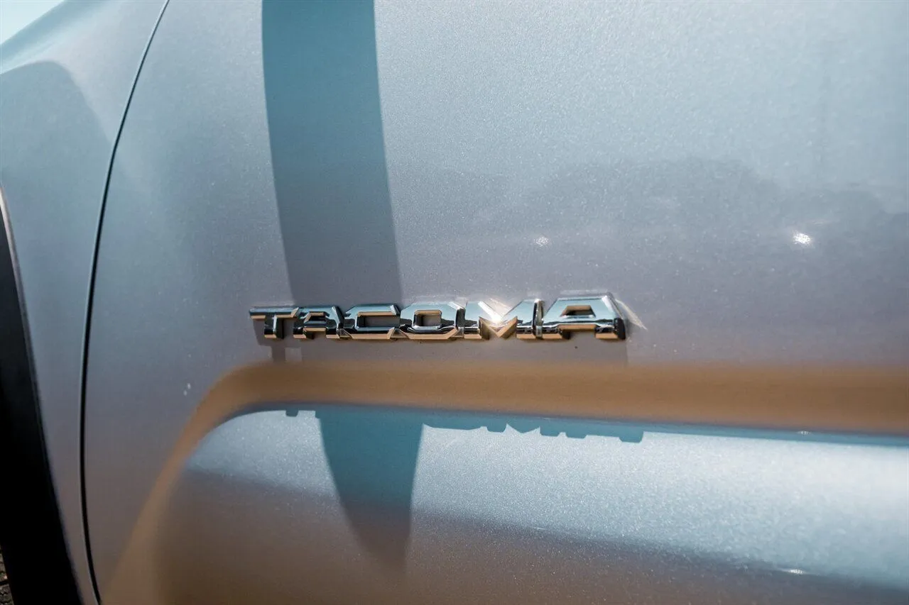 Toyota Tacoma photo 13