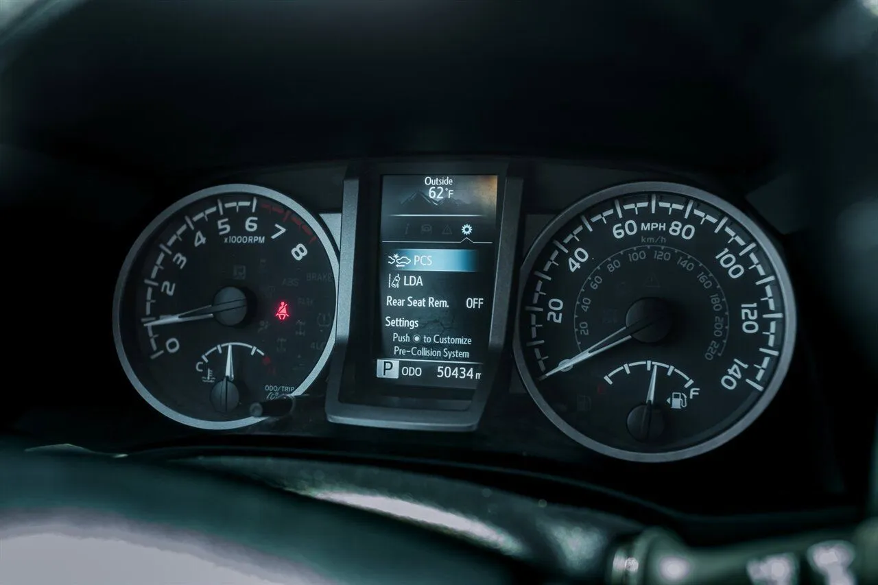 Toyota Tacoma photo 25