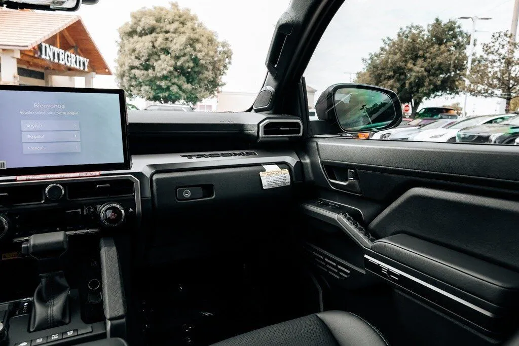 Toyota Tacoma photo 25