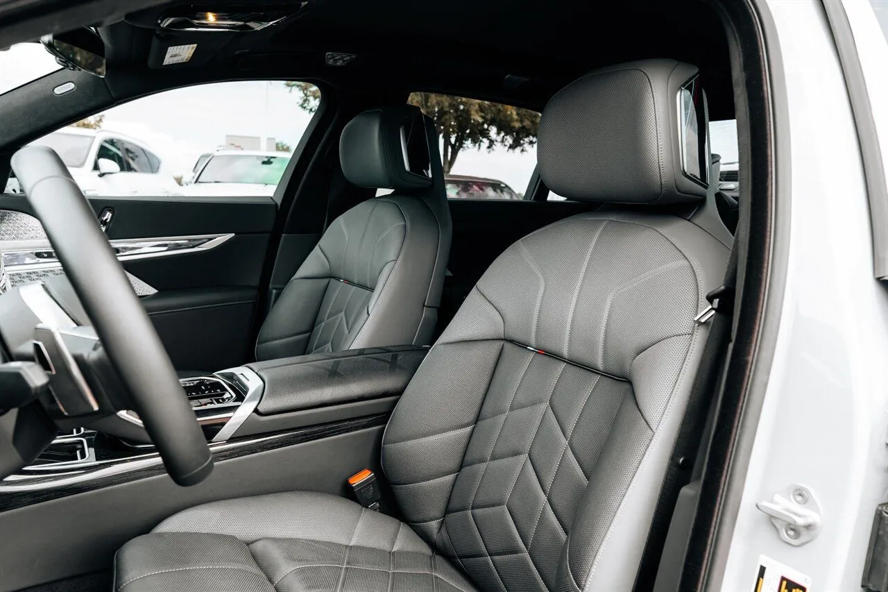 BMW 7 Series photo 21