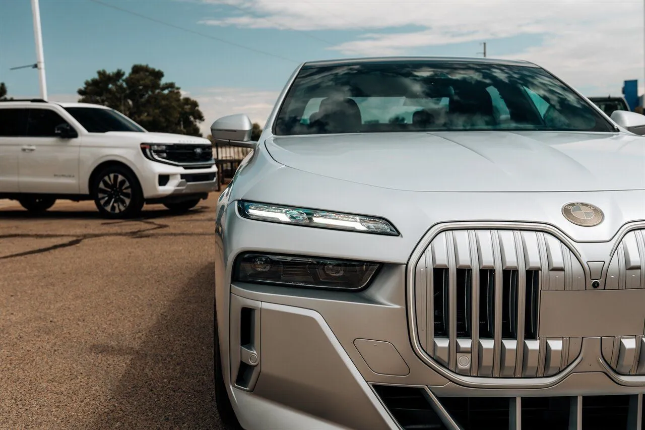 BMW 7 Series photo 9