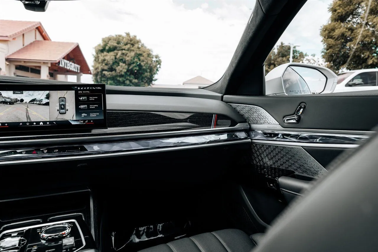 BMW 7 Series photo 26