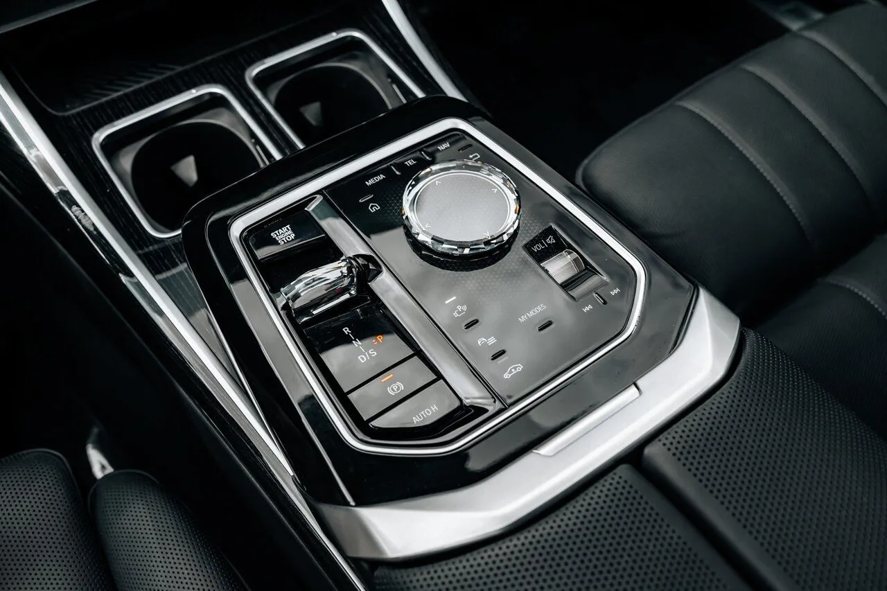 BMW 7 Series photo 37