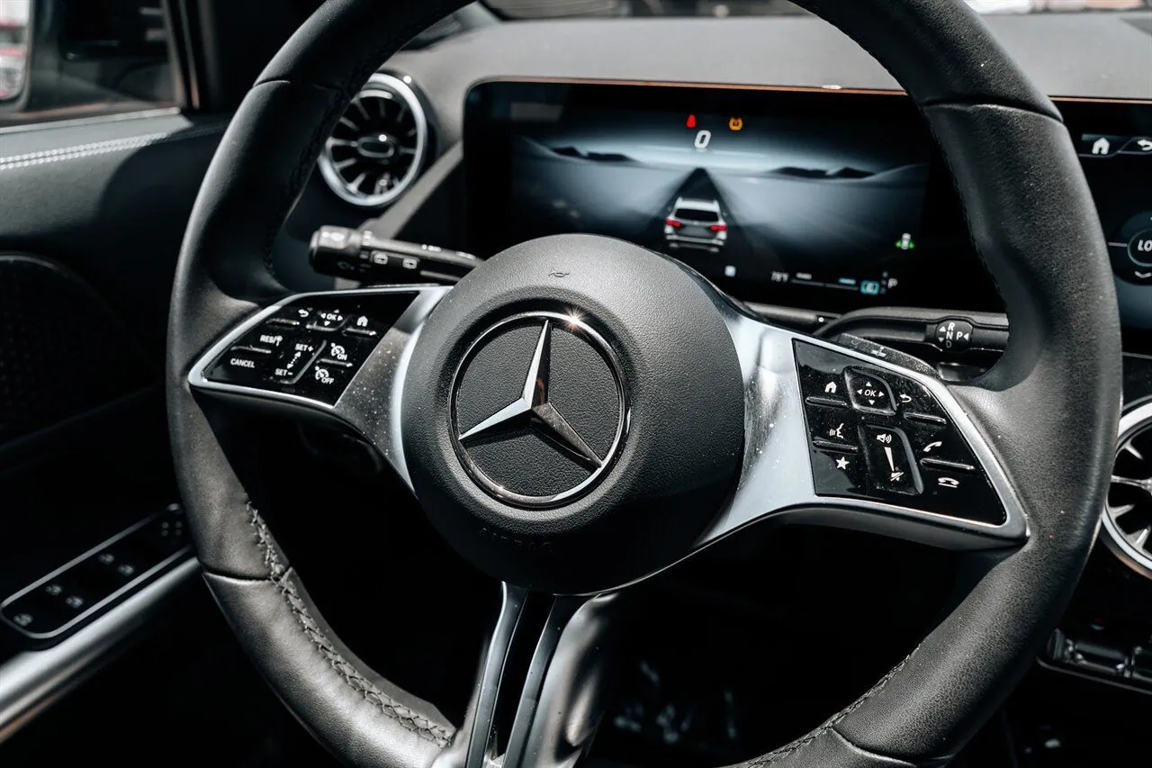 Mercedes-Benz GLA photo 26