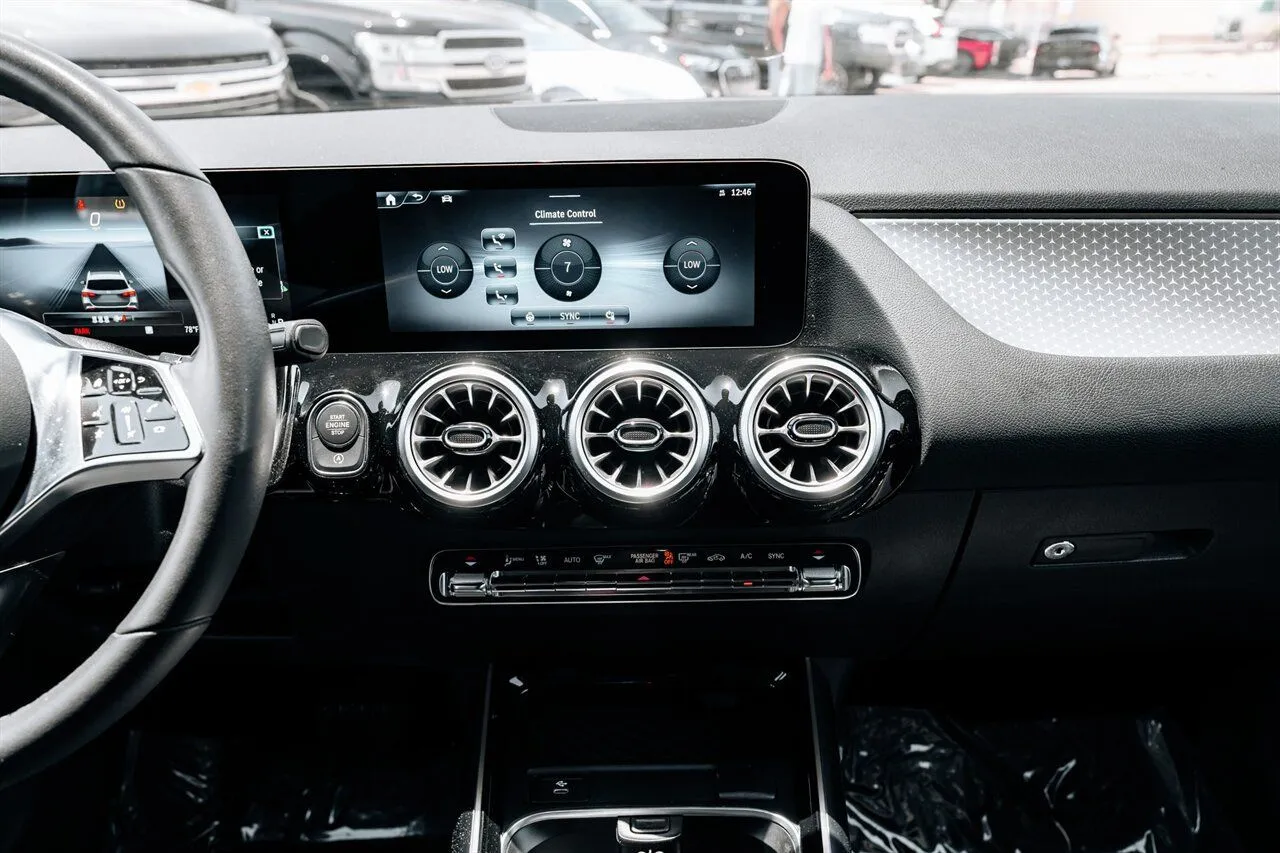 Mercedes-Benz GLA photo 24