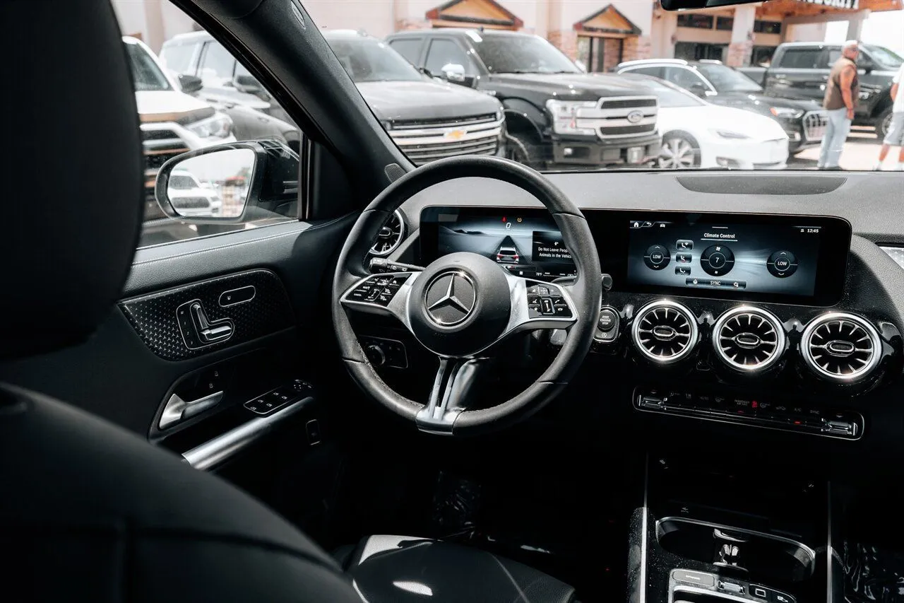 Mercedes-Benz GLA photo 22