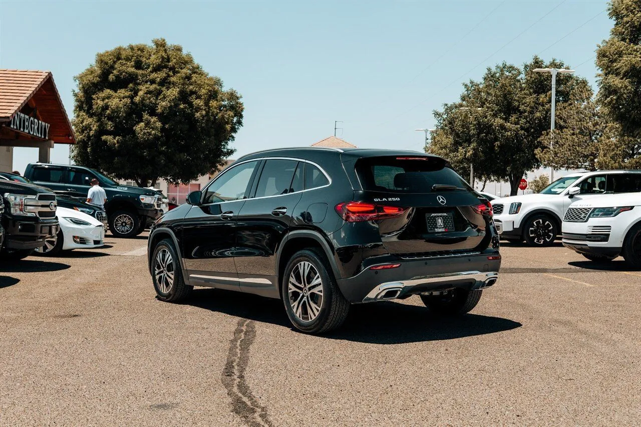 Mercedes-Benz GLA photo 5