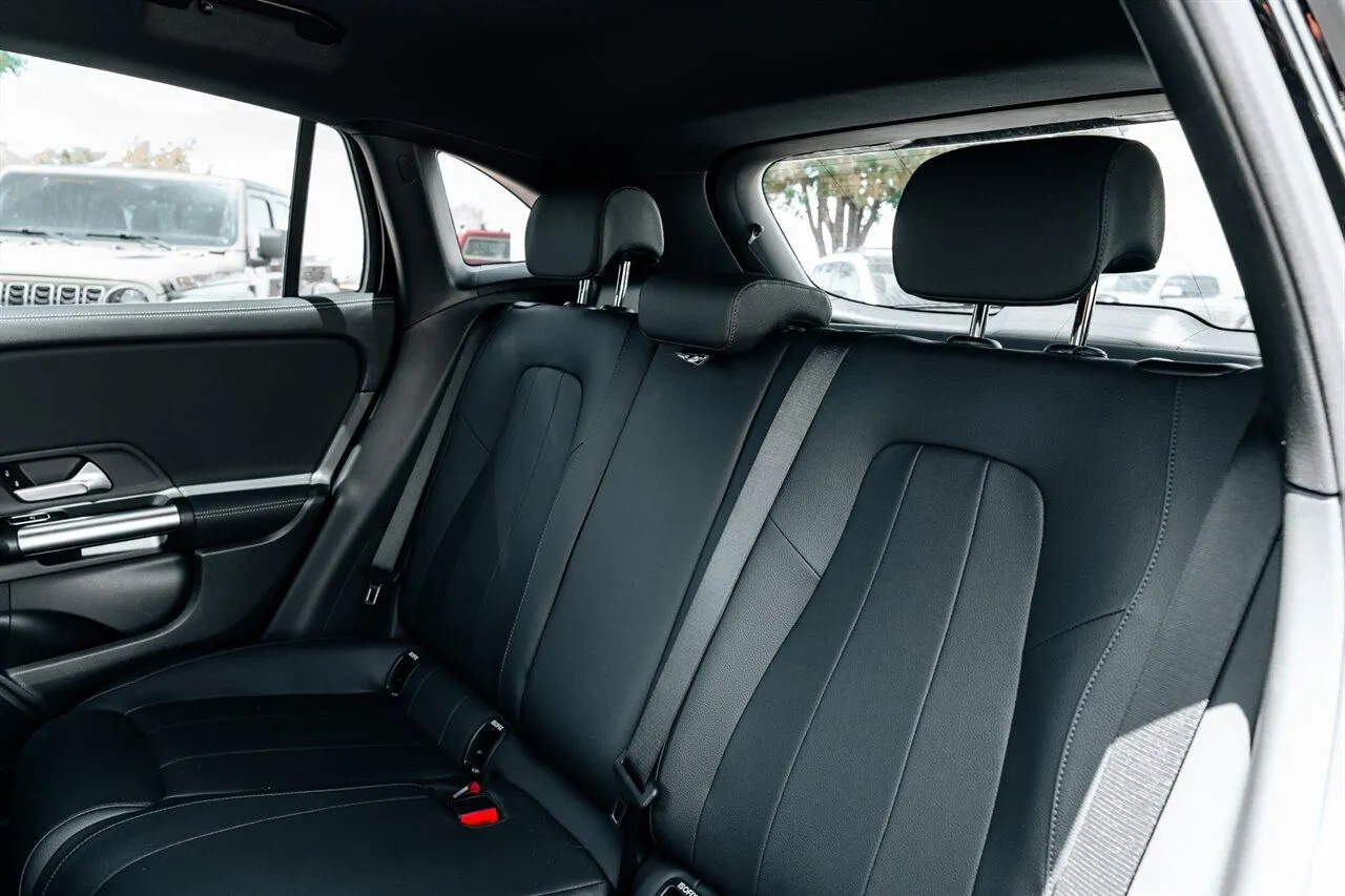 Mercedes-Benz GLA photo 42