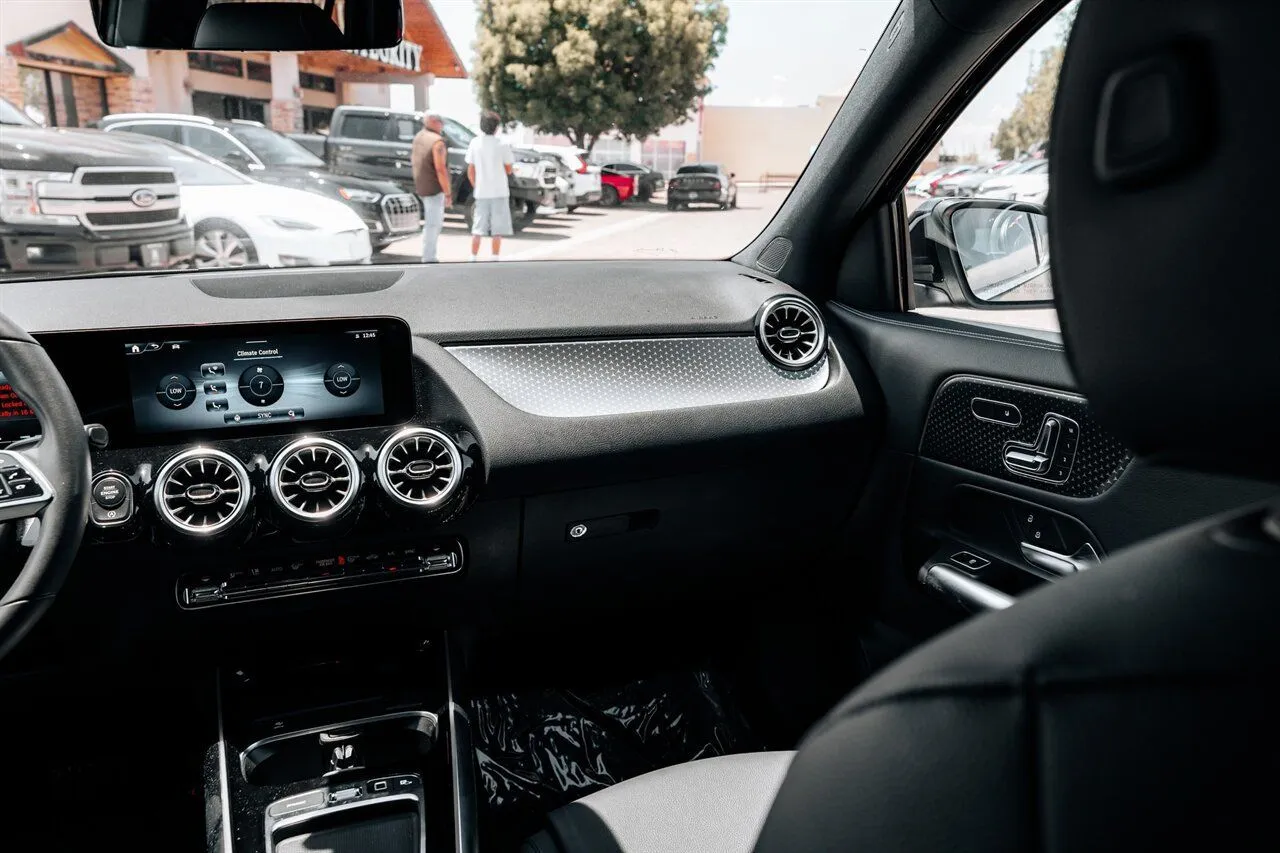 Mercedes-Benz GLA photo 23