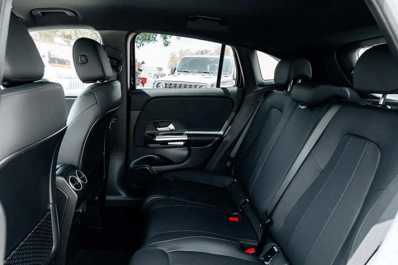 Mercedes-Benz GLA photo 41