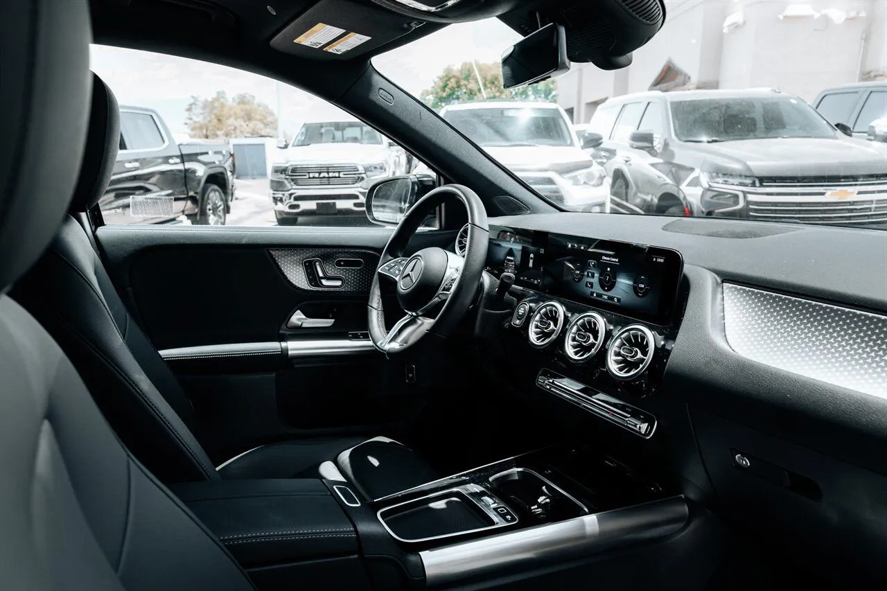 Mercedes-Benz GLA photo 49
