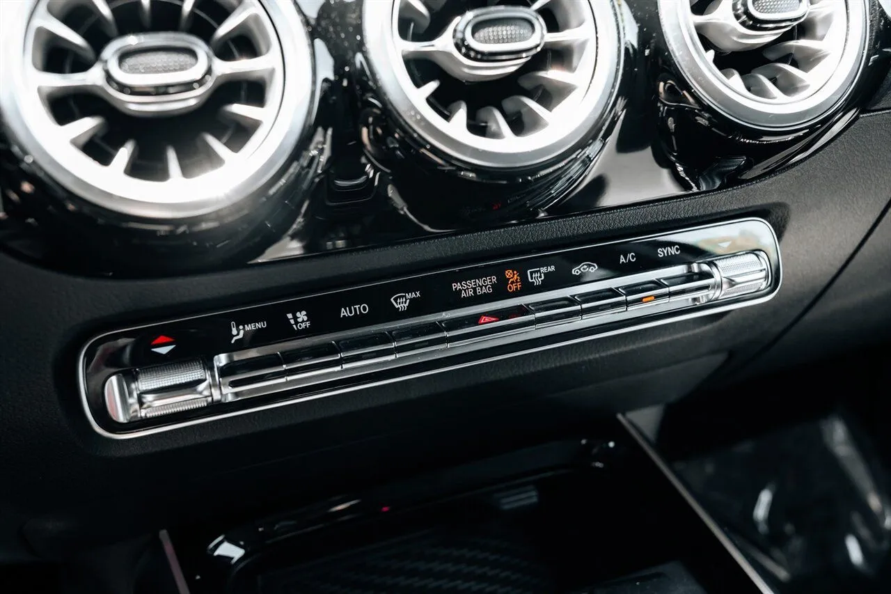Mercedes-Benz GLA photo 35