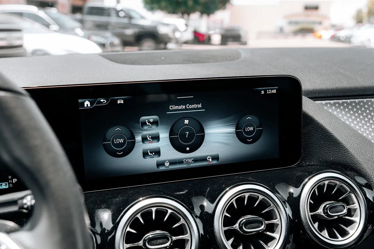 Mercedes-Benz GLA photo 33