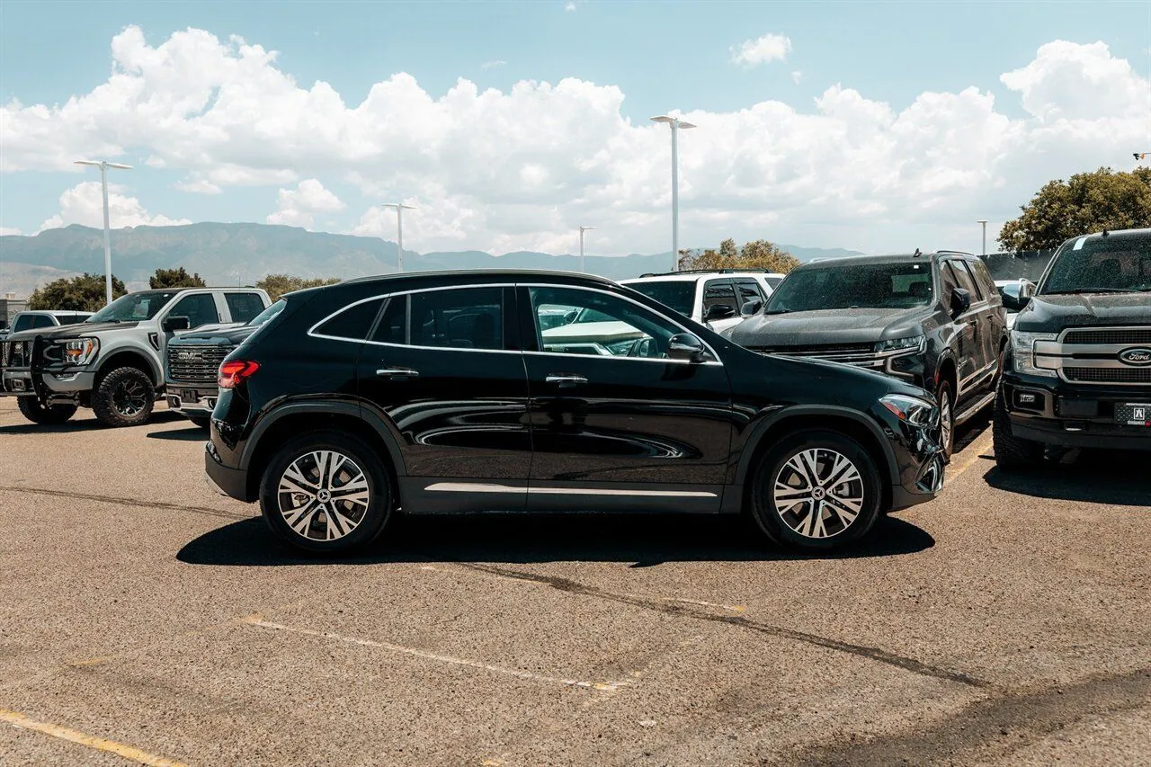 Mercedes-Benz GLA photo 8