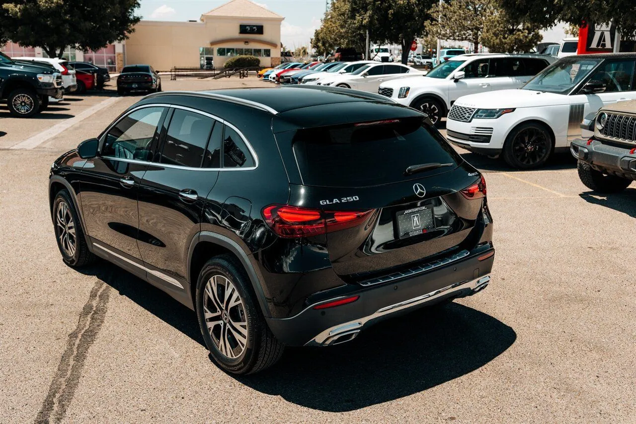 Mercedes-Benz GLA photo 16