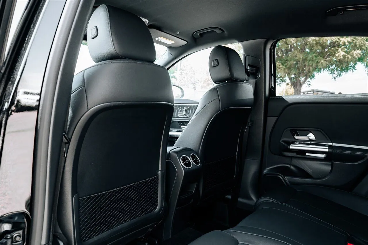 Mercedes-Benz GLA photo 40