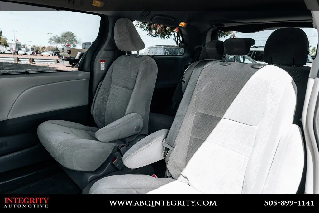 Toyota Sienna photo 36