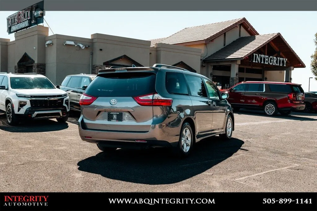 Toyota Sienna photo 7