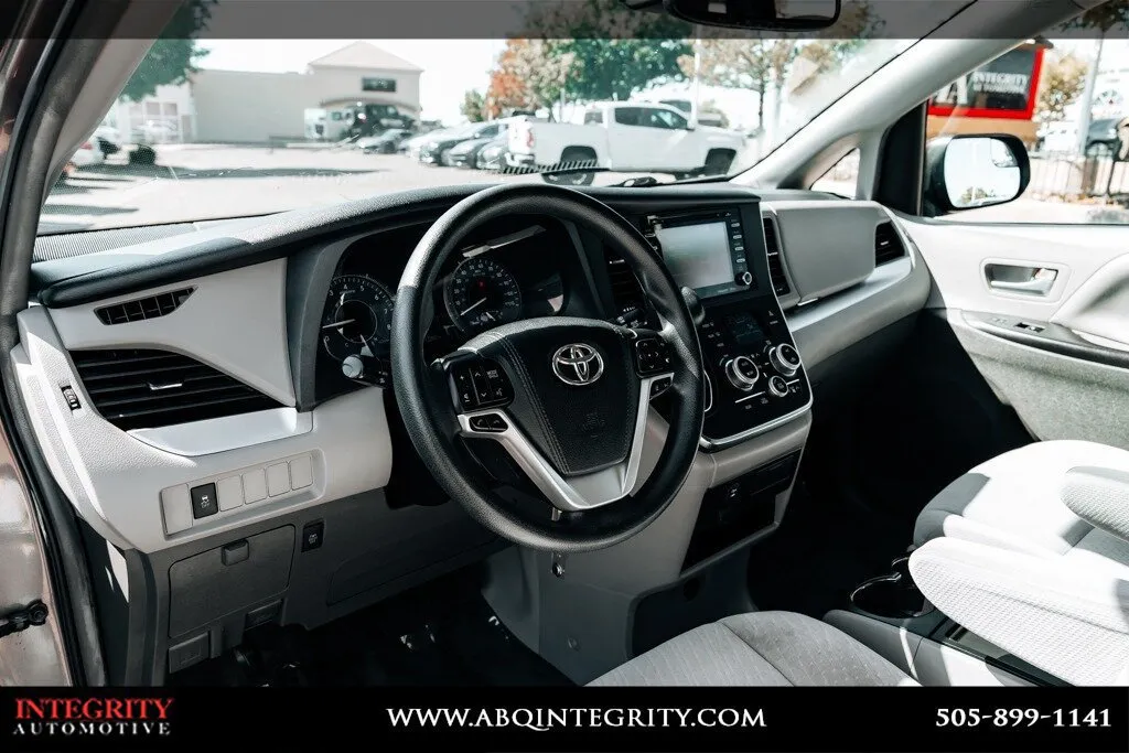 Toyota Sienna photo 16