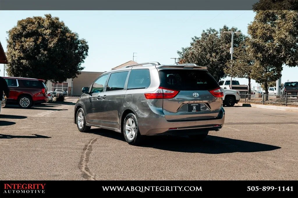 Toyota Sienna photo 5
