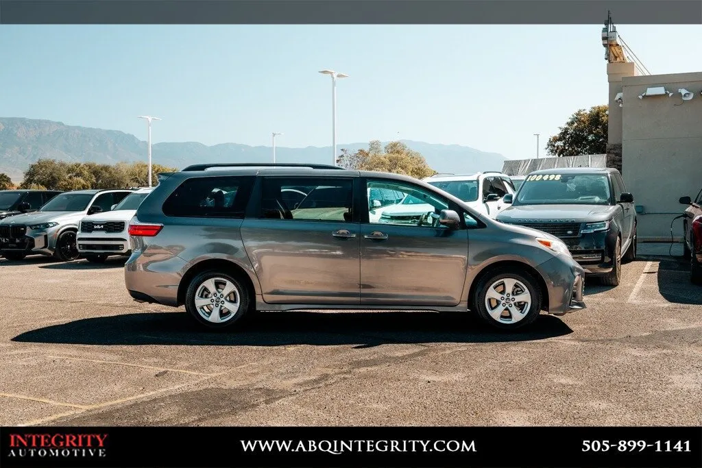 Toyota Sienna photo 8