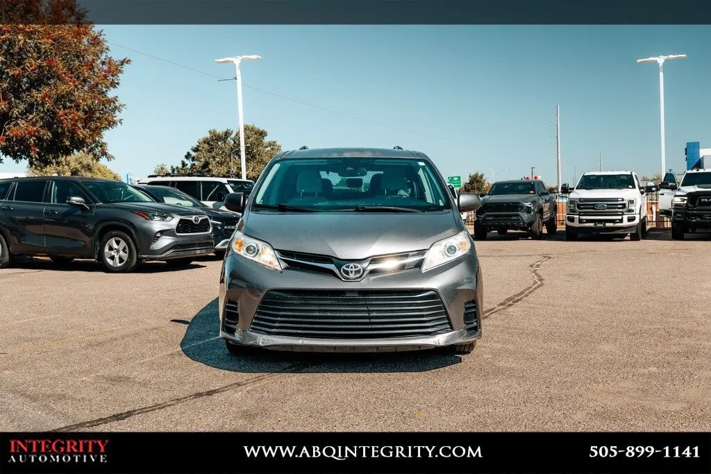 Toyota Sienna photo 2