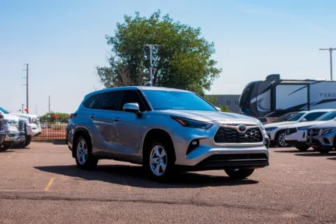Silver 2024 Toyota Highlander LE for sale in Albuquerque, NM