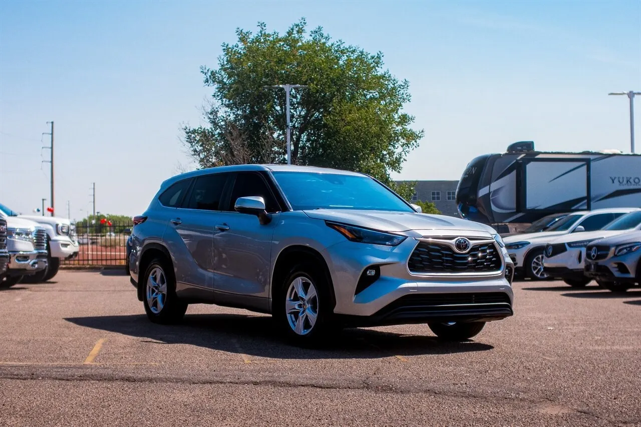 Silver 2024 Toyota Highlander LE for sale in Albuquerque, NM