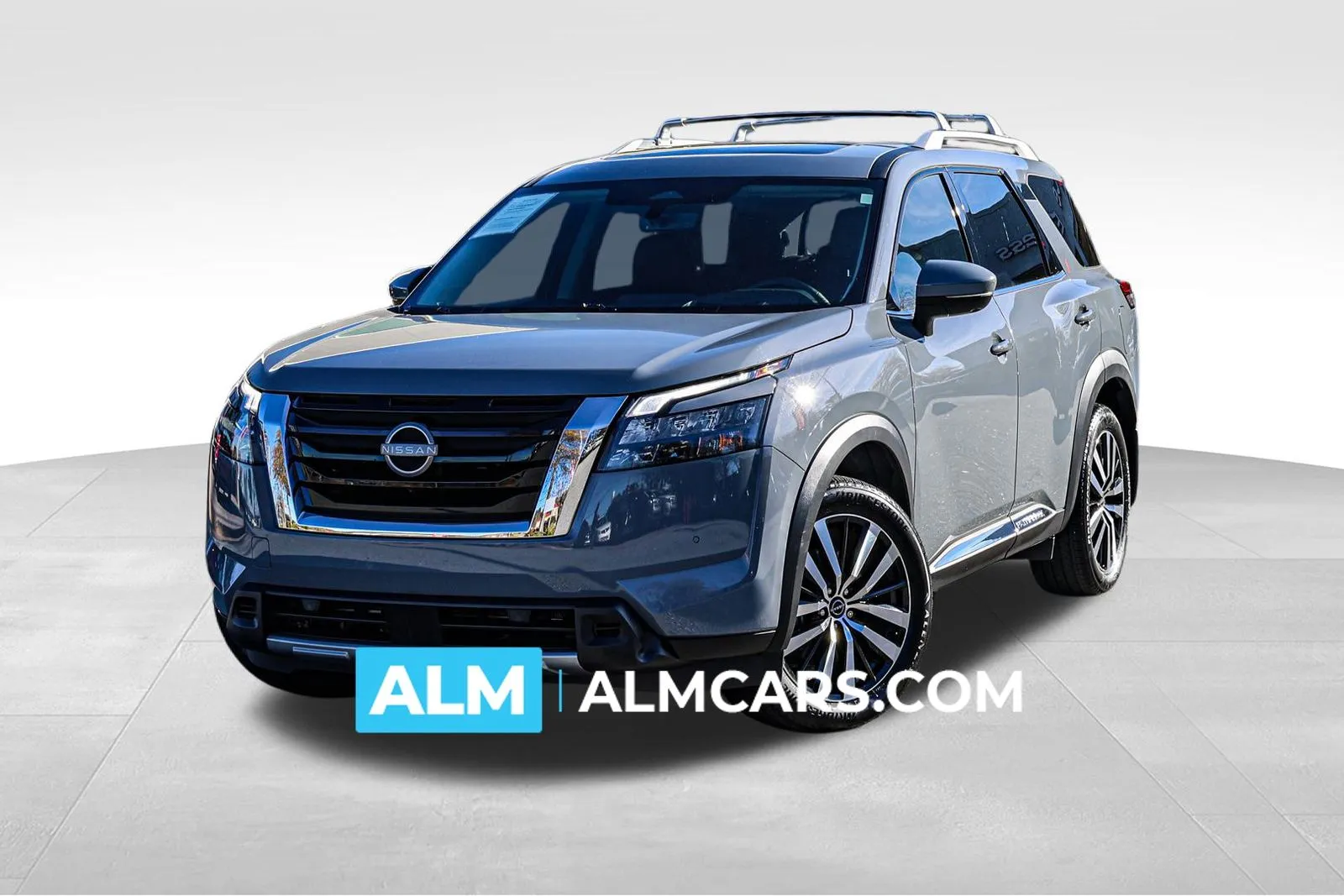 2025 Nissan Pathfinder Platinum's photo