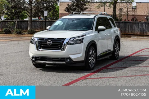 More photos of 2022 Nissan Pathfinder Platinum at ALM Nissan Newnan, GA