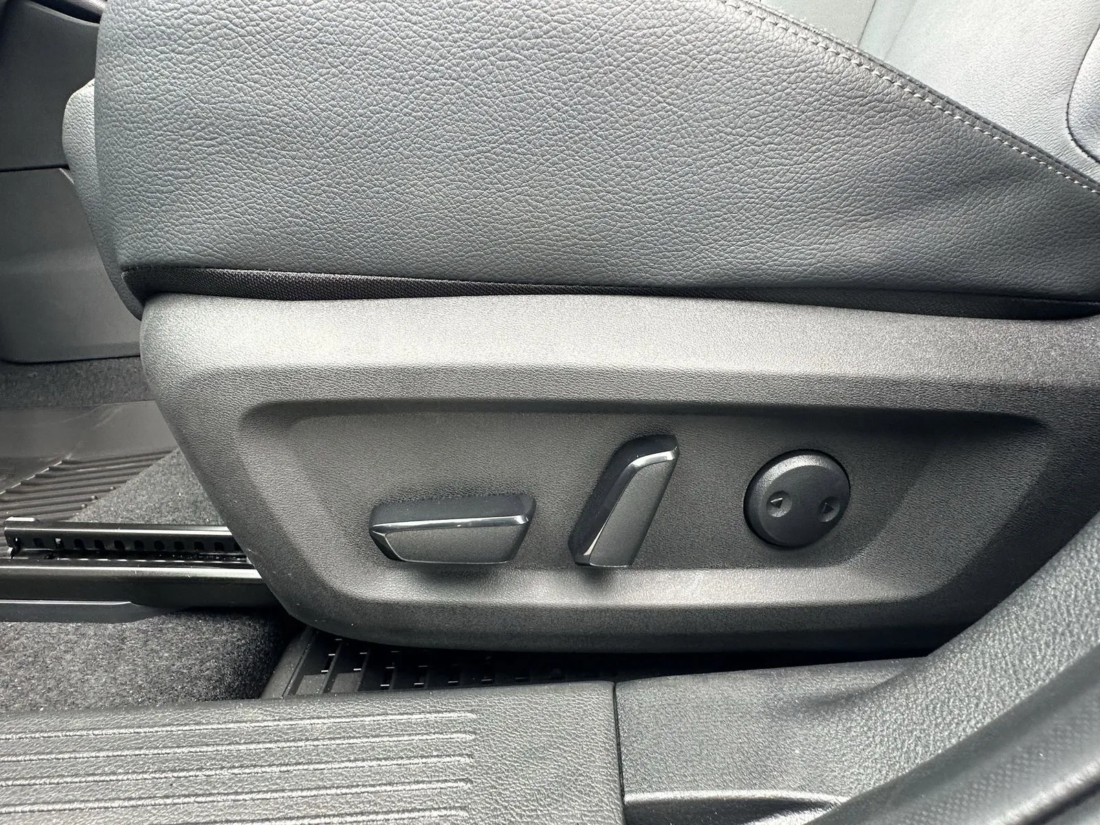 2025 Nissan Rogue SL - Photo 18