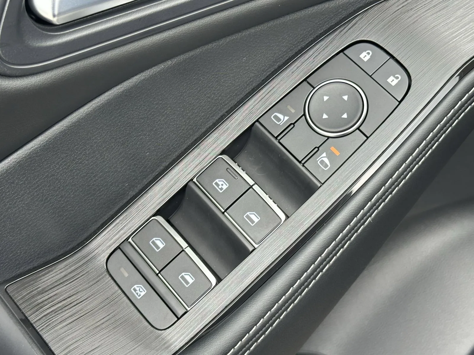 2025 Nissan Rogue SL - Photo 16