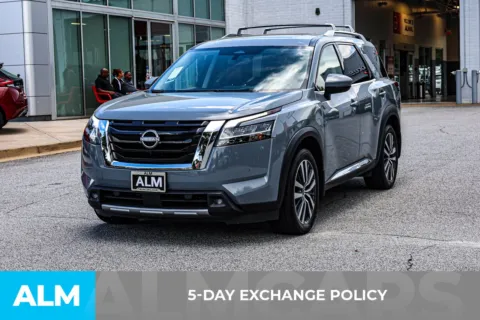 More photos of 2022 Nissan Pathfinder Platinum at ALM Nissan Newnan, GA