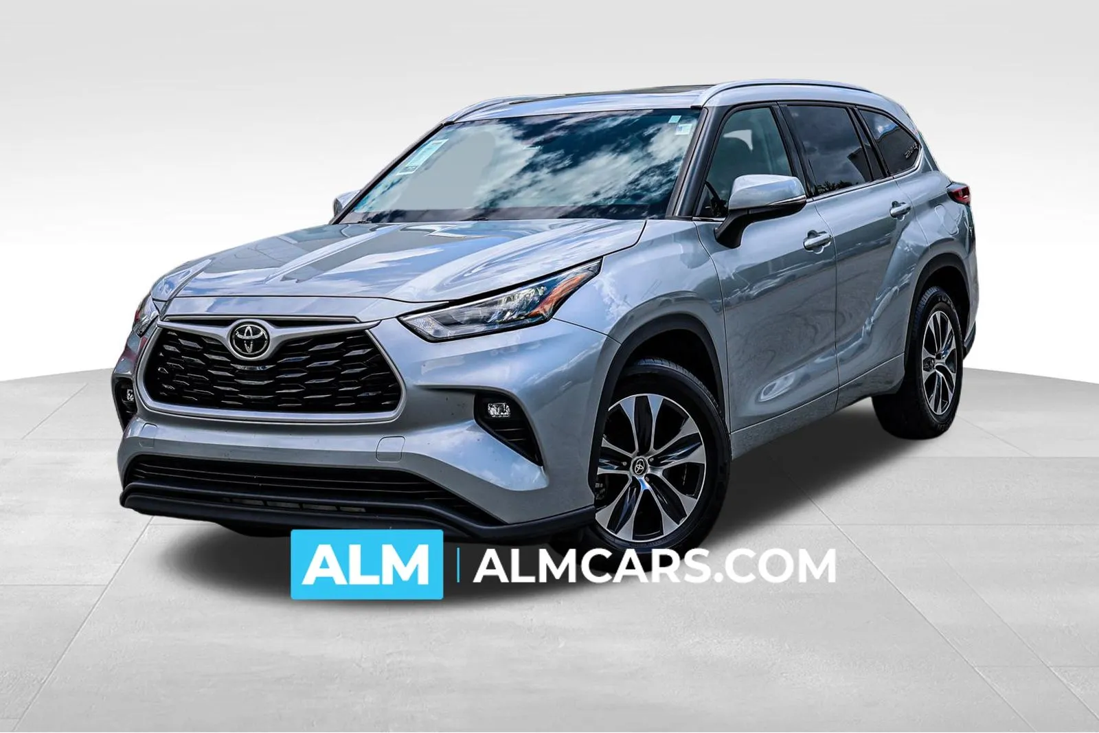 Silver 2020 Toyota Highlander XLE for sale in Newnan, GA
