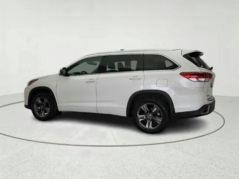 More photos of 2017 Toyota Highlander Limited at CarWise Gurnee, IL