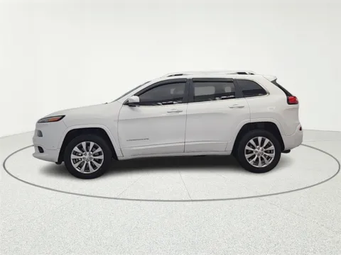 More photos of 2016 Jeep Cherokee Overland at CarWise Gurnee, IL