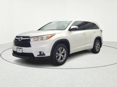 Another view of 2014 Toyota Highlander LE V6 for sale in Gurnee, IL at CarWise Gurnee