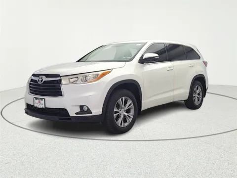 Another view of 2014 Toyota Highlander LE V6 for sale in Gurnee, IL at CarWise Gurnee