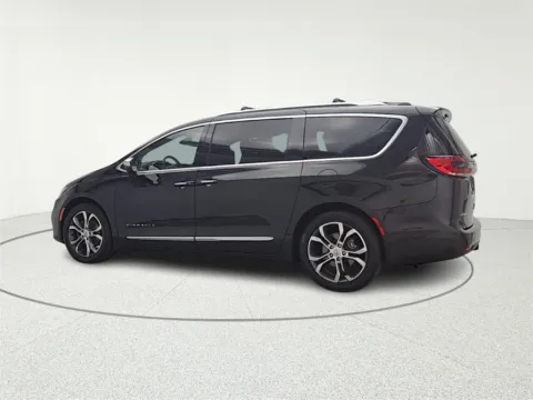 More photos of 2022 Chrysler Pacifica Pinnacle at CarWise Gurnee, IL