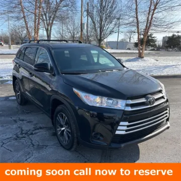 Black 2019 Toyota Highlander LE for sale in Gurnee, IL