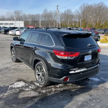 Photos of 2019 Toyota Highlander LE for sale in Gurnee, IL at CarWise Gurnee