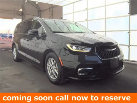 Black 2021 Chrysler Pacifica Touring L for sale in Gurnee, IL