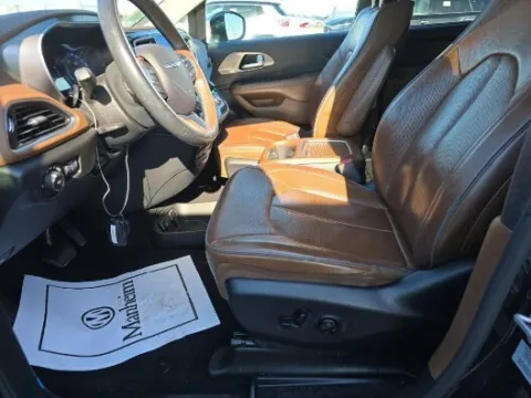 Another view of 2017 Chrysler Pacifica Limited for sale in Gurnee, IL at CarWise Gurnee