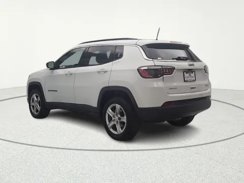 More photos of 2023 Jeep Compass Latitude at CarWise Gurnee, IL