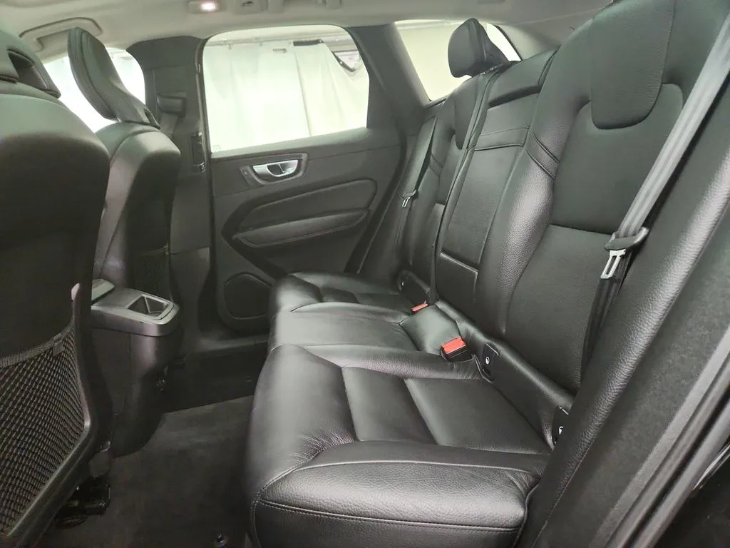 2022 Volvo XC60 Momentum - Photo 29