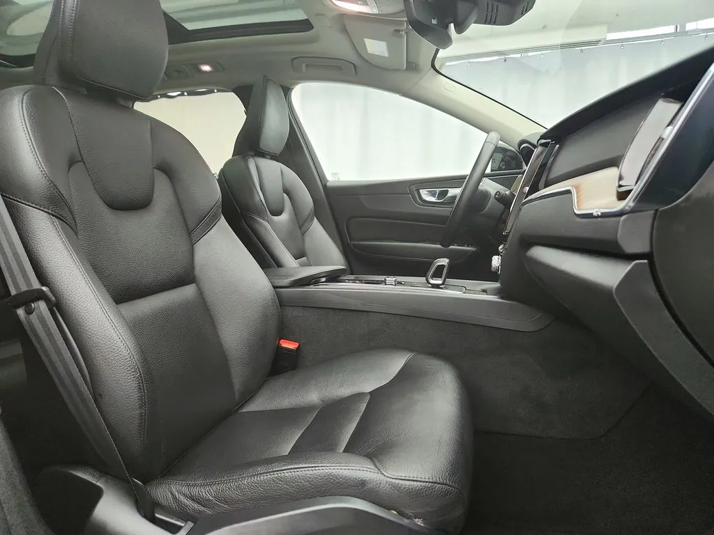 2022 Volvo XC60 Momentum - Photo 32