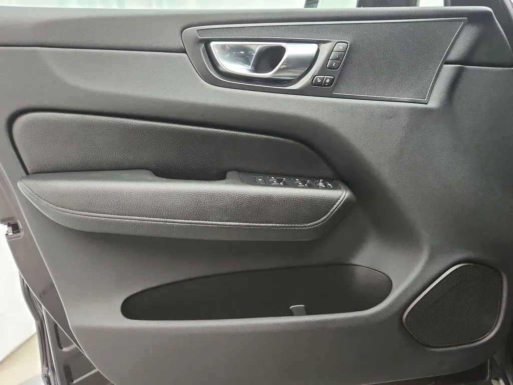 2022 Volvo XC60 Momentum - Photo 28